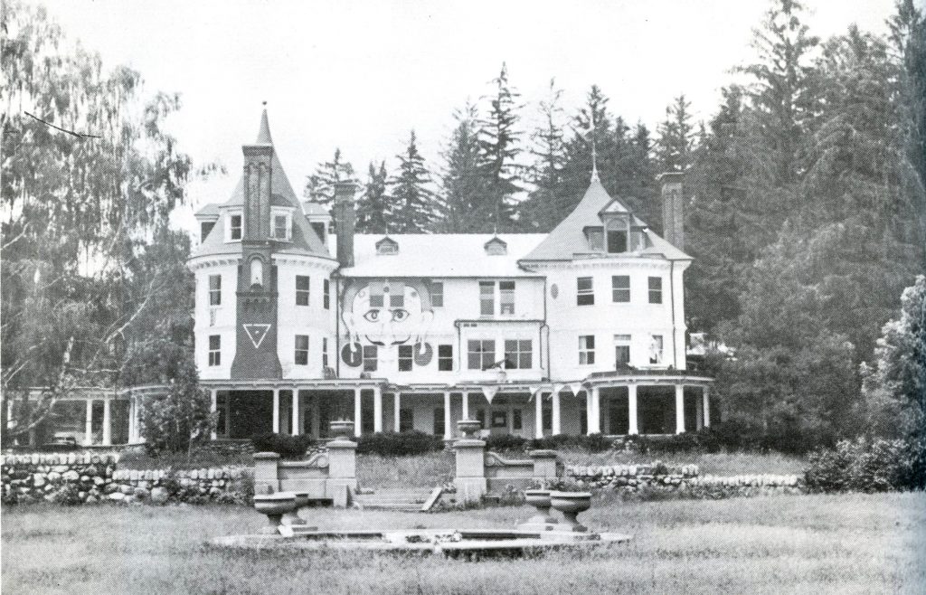 Excerpts and photos Closet Yogi